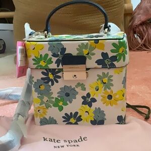 Kate Spade New York
VOYAGE FLORAL MEDLEY SMALL TOP HANDLE CROSSBODY BAG